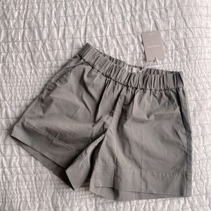 NWT Everlane easy short in green